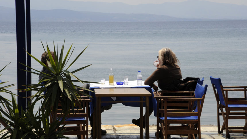 Само с ваксина или отрицателен тест ще се влиза в ресторант в Гърция от 15 юли