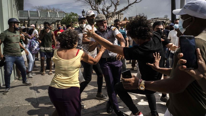Куба отмени мита и размрази заплати в опит да успокои протестиращите