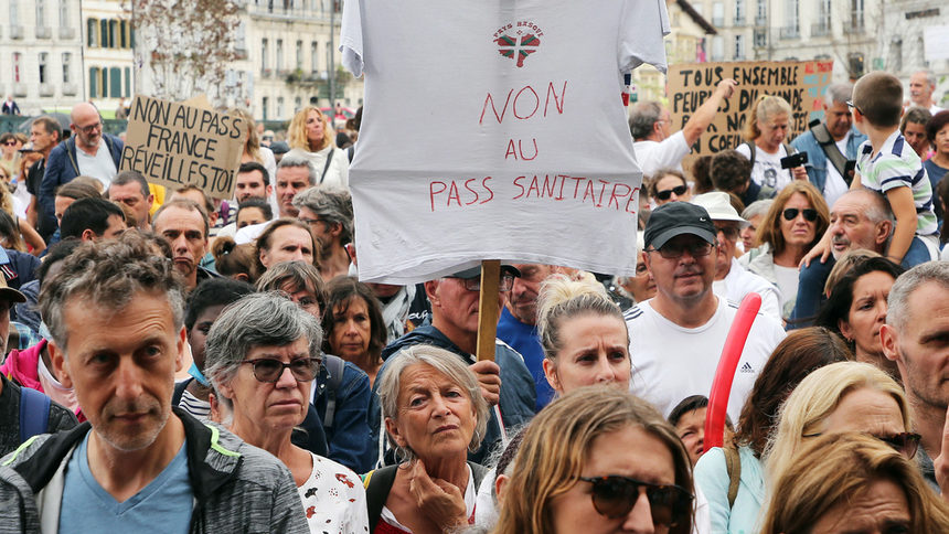 237 хил. французи излязоха на протест срещу здравните пропуски - най-масовото недоволство от 12 юли, когато президентът Макрон обяви за въвеждането им