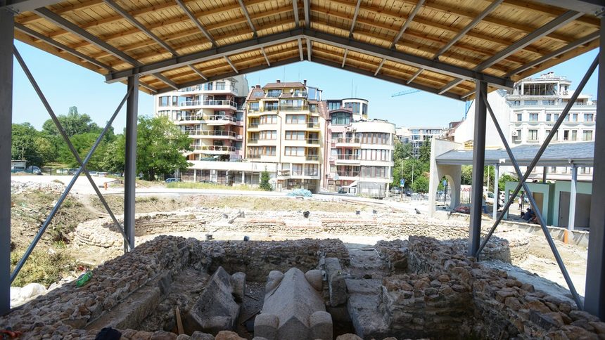 Саркофазите в погребалната камера.