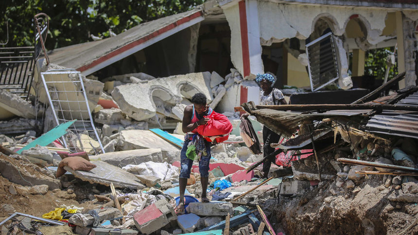 Жертвите на силното земетресение в Хаити наближиха 1300 души