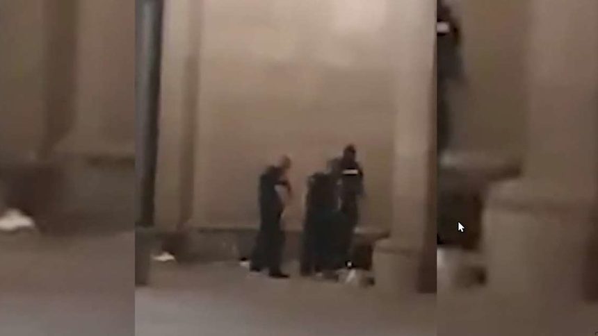 Въпреки уличаващите кадри и последвалото дисциплинарно наказание, най-тежко санкционираният след 10 юли 2020 г. полицай успешно е сменил работата си.