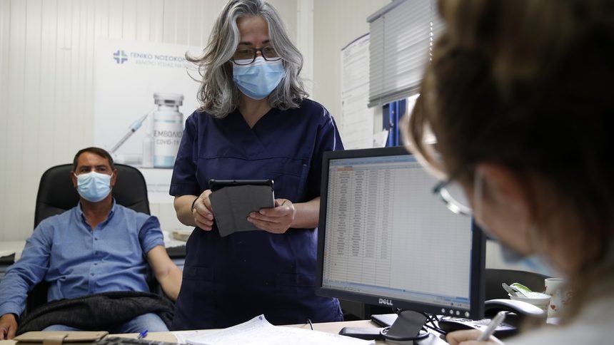Коронавирусът по света: Почти 6000 неваксинирани медици в Гърция са отстранени