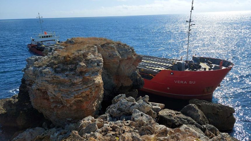 Правителството дава още ден преди да се намеси за заседналия кораб край Камен бряг