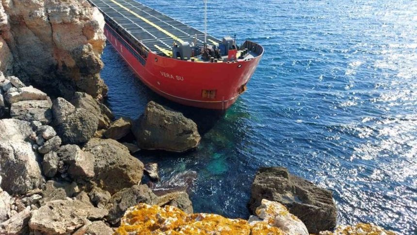 Най-голямата жертва на заседналия кораб край Яйлата се очертава риболовът