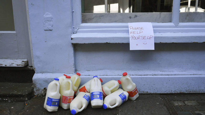 Великобритания изхвърля десетки хиляди литри мляко заради недостиг на работници