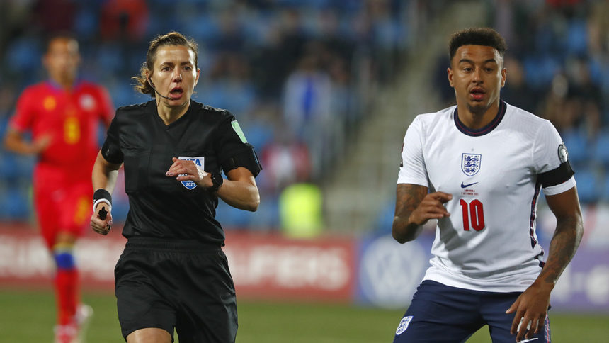Англия разгроми Андора в първия мач, ръководен изцяло от жени