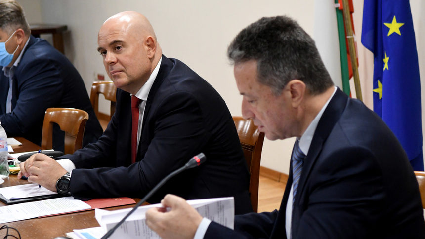 Сезиращата функция на министъра на правосъдието до Висшия съдебен съвет обхваща председателите на ВКС, на ВАС и главния прокурор, което не нарушава конституционния баланс между властите.