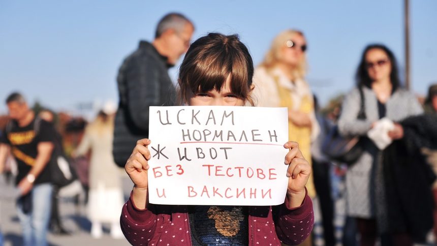 Мнозина от родителите не изглеждат убедени, че тестването е безопасно за децата им и необходимо.