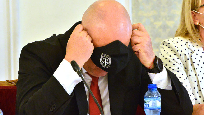 Прокуратурата преследва гражданите, но не и властта, въпреки усещането за корупция в здравеопазването, сочи анализ