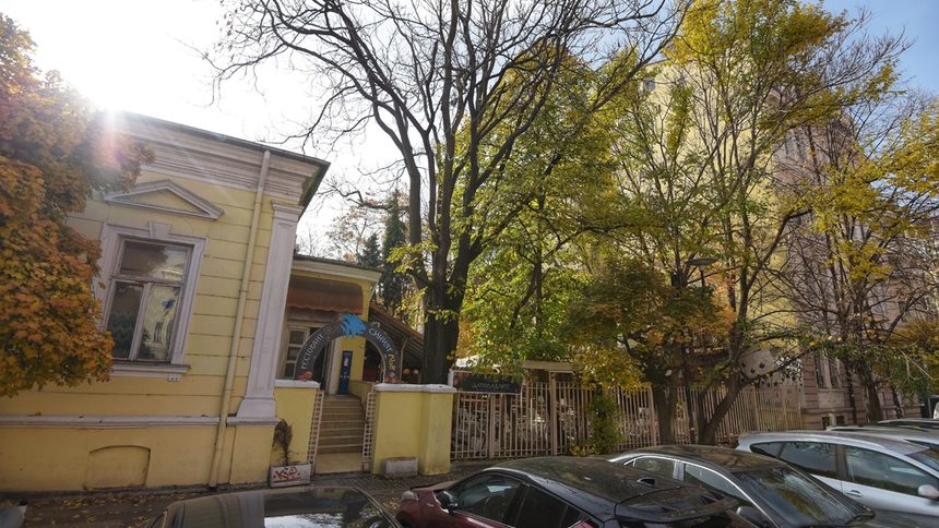 Къщата на ресторант "Синия лъв" с градината вдясно.