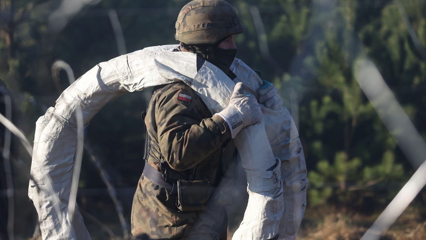 Полски военен носи тел за подсилване на загражденията, повредени от мигрантите близо до Гродно