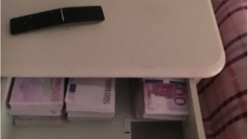 Прокуратурата се е самосезирала след като изтекоха още снимки от най-строго охраняваната спалня в държавата.