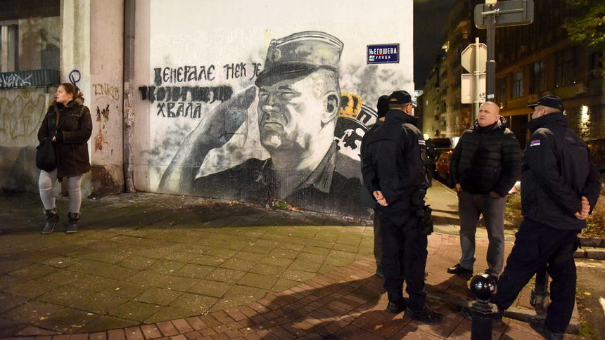 Стенопис с облика на Ратко Младич в Белград, охраняван от полиция.