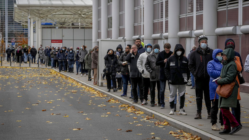 Германци се редят на опашка пред ваксинационен център във Франкфурт, след като властите призоваха за ускоряване на ваксинацията, за да се намали интензитетът на започналата нова COVID вълна