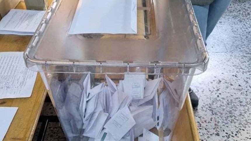 "Много от избирателите гласуваха с убеждението, че на балотажа под номер 15 се явява Карадайъ", разказва член на избирателна комисия в района на Бурса.