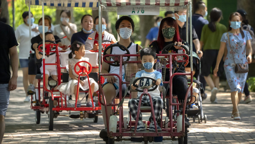 През лятото китайското правителство разреши семействата да имат до три деца в опит да се справи със задълбочаващата се демографска криза в най-многолюдната държава в света