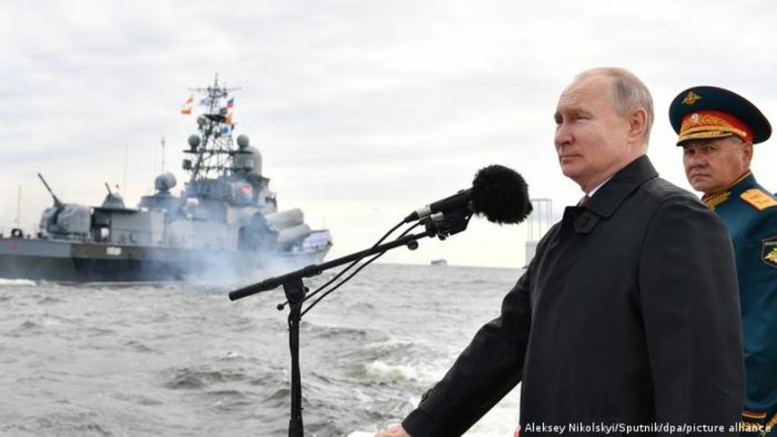 Юли 2021, Санкт Петербург: президентът Владимир Путин и военният министър Сергей Шойгу наблюдават военноморски парад.