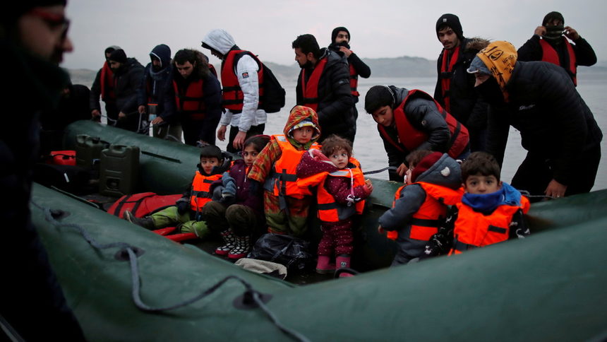 Френски представител обяви за "невъзможно" спирането на лодките с мигранти през Ламанша