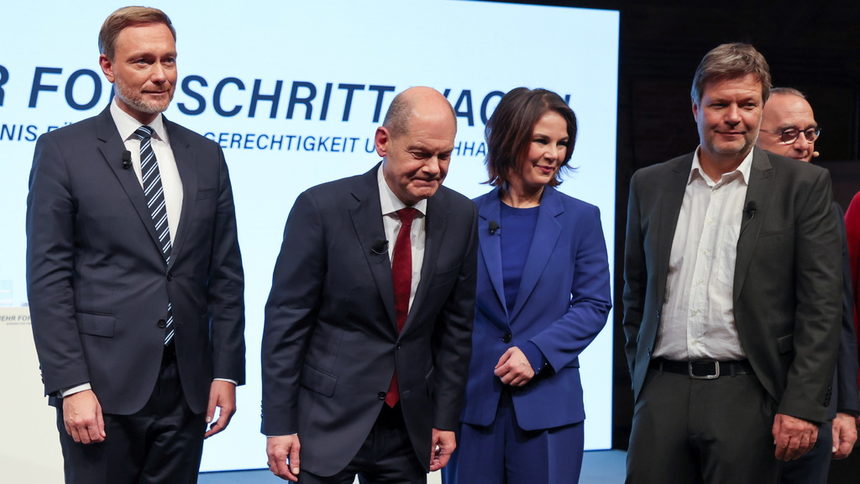 Лидерът на либералите Кристиан Линднер, кандидатът за канцлер от социалдемократите Олаф Шолц и и съпредседателите на "Зелените" Аналена Бербок и Роберт Хабек.