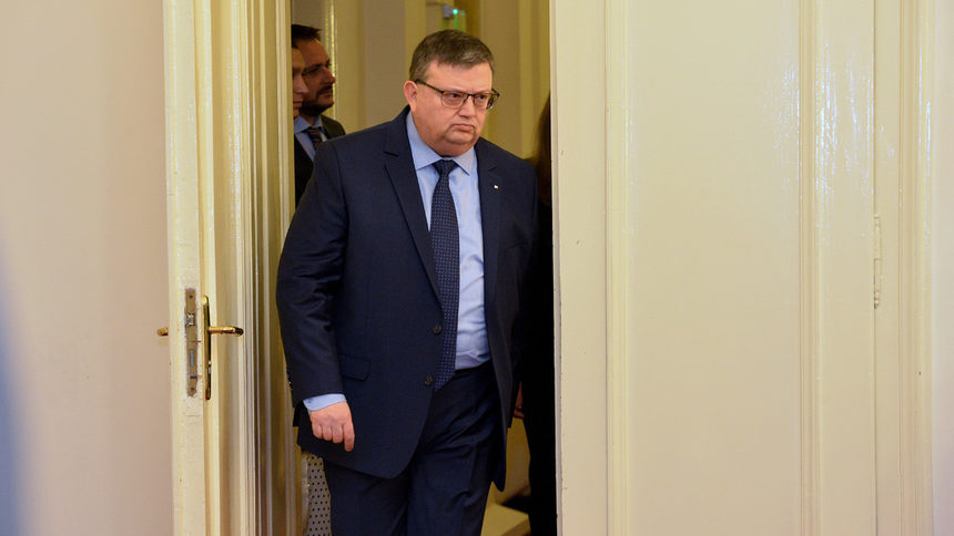 "Продължаваме промяната" направи ясна заявка за отстраняване на Иван Гешев и Сотир Цацаров. Засега реформата на КПКОНПИ изглежда много по-достижима.