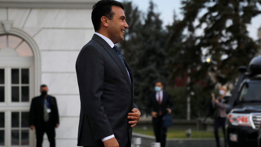 Заев ще остане премиер още малко заради коалицията и спора с България