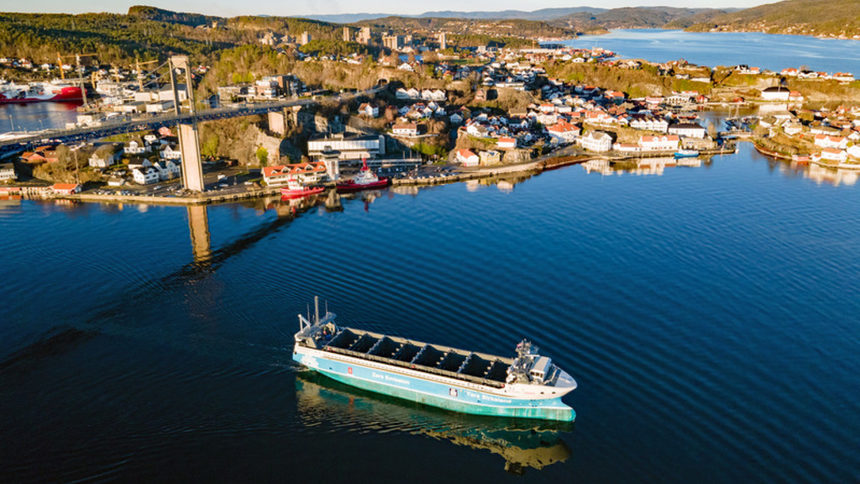 В Норвегия показаха първия автономен електрически контейнеровоз