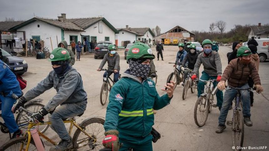 Виетнамски работници на път за строителния обект в Зренянин