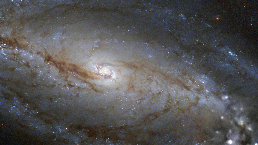 На тази снимка се вижда космически в прах в галактиката NGC 613. Космическият прах е бил силно разпространен в ранните етапи на Слънчевата система според учени.