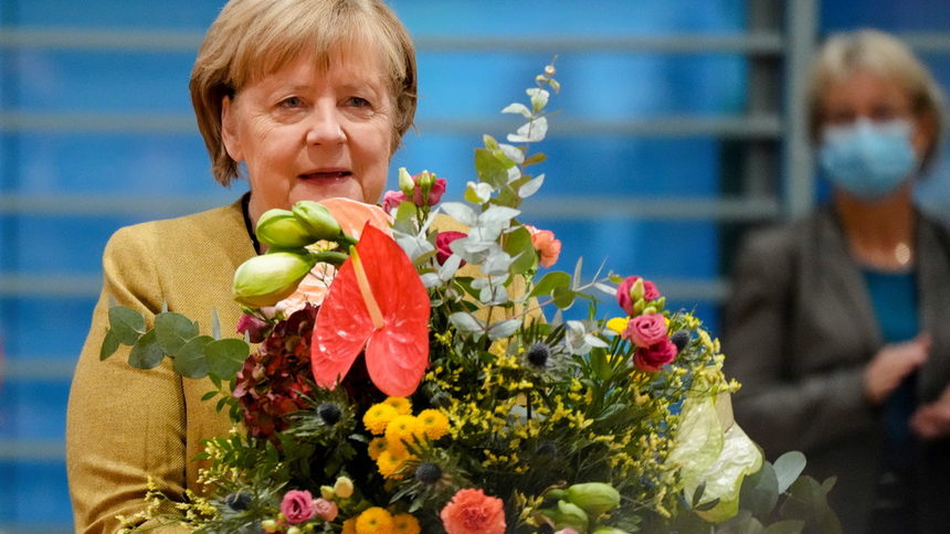 "Дъжд от червени рози" и малка изненада - каква музика избра Меркел за "сбогом"