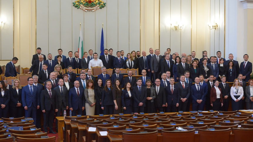 Правителство до седмица и смирение: заявките от първия работен ден на парламента