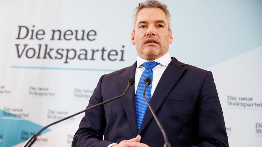 Вътрешният министър и бивш военен Карл Нехамер бе избран за канцлер на Австрия