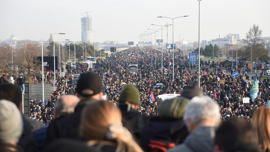 Хиляди сърби блокираха пътища в антиправителствен протест