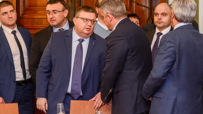 Докато на територията на Република България върлуват, взривяват и правят покушения руски държавни терористи, главен прокурор е Сотир Цацаров.