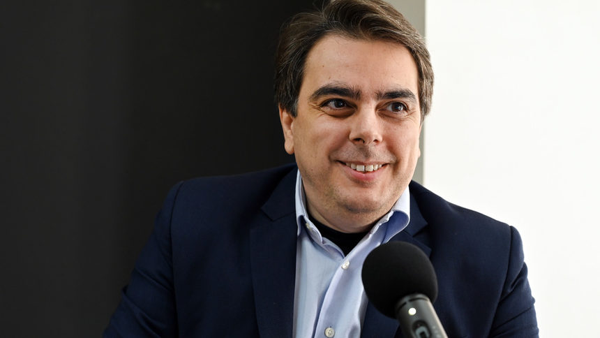 Асен Василев обяви 30 хил. по-малко чиновници и настоя за 3450 лв. осигурителен праг