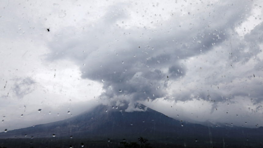 Най-малко 13 са жертвите след изригването на вулкана Семеру в Индонезия