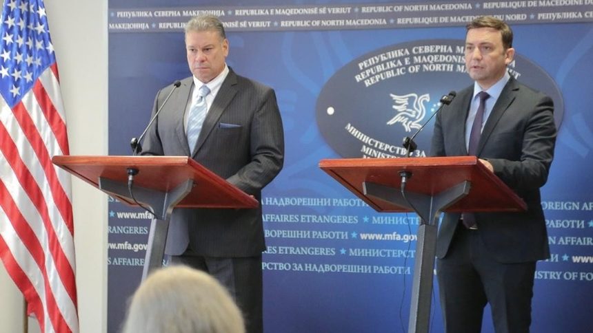 Заместник-помощник-държавният секретар на САЩ Габриел Ескобар с македонския външен министър Буяр Османи в Скопие.