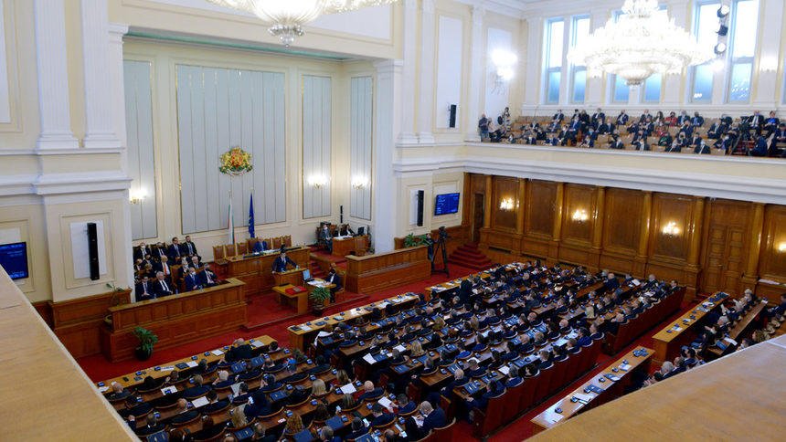 Депутатите оставиха за друг път решението за COVID сертификатите в парламента