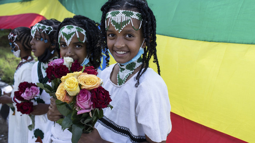 Етиопия изпрати милиони младежи да събират реколтата, вместо да учат, заради войната