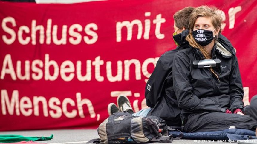 "Край на експлоатацията на хора и животни": протест след разкритията за условията в най-голямото месопреработвателно предприятие в Германия "Тьонис".