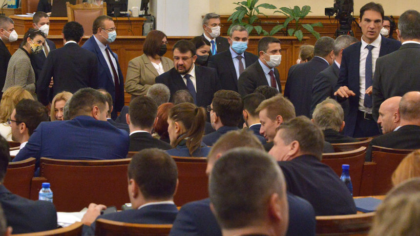 Защо депутатите влизат в парламента, без да показват зелен сертификат или тест, а хората, които посещават мол, кино или ресторант, са длъжни да имат?