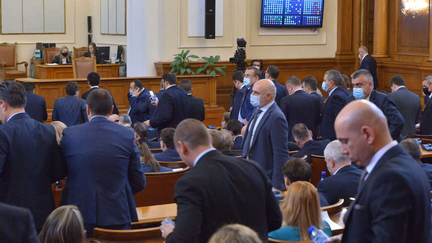 За пореден ден ГЕРБ атакува бъдещите управляващи, че не въвеждат достъп с COVID сертификати в парламента