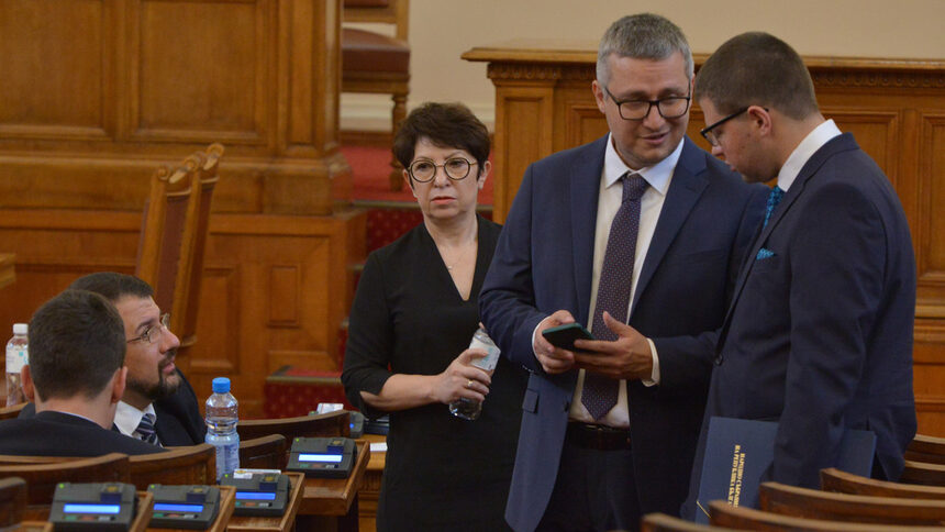 Александър Бойчев (правият в средата) не хареса какви въпроси и на кого задават водещите по Нова тв.