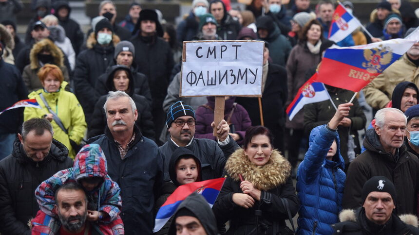Част от протестиращите пред парламента в Белград в подкрепа на Новак Джокович