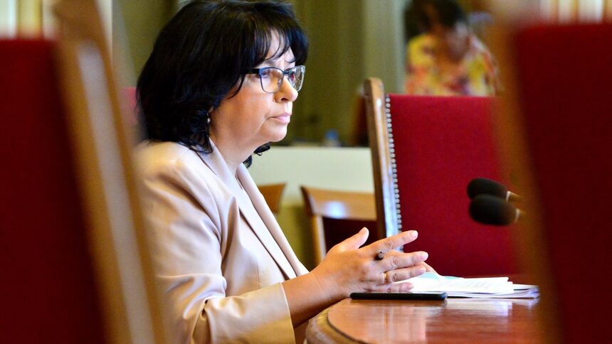 Коронавирусът в България: Депутати от две комисии ще са под карантина заради Теменужка Петкова