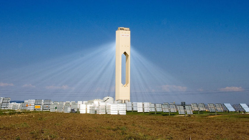 Хелиостатите концентрират слънчевата светлина към кулата и там тя загрява водата, която после под формата на пара задвижва конвенционални турбини <br />