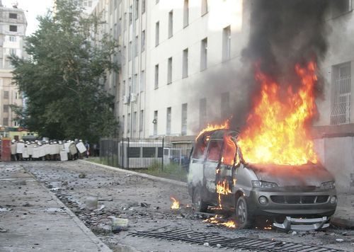 Извънредно положение в Монголия, централата на бившите комунисти гори