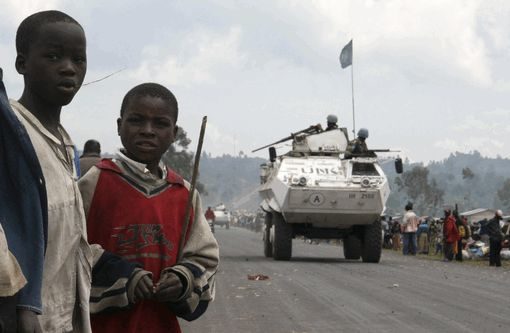 Деца от Конго наблюдават части на ООН&nbsp;да патрулират в източната част на Конго<br />