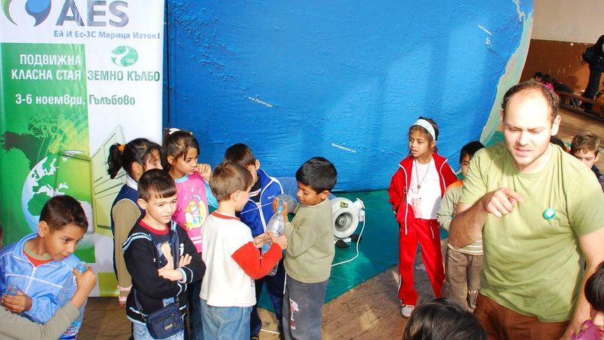 "Подвижна класна стая – Земно Кълбо" ще образова децата в  Гълъбово