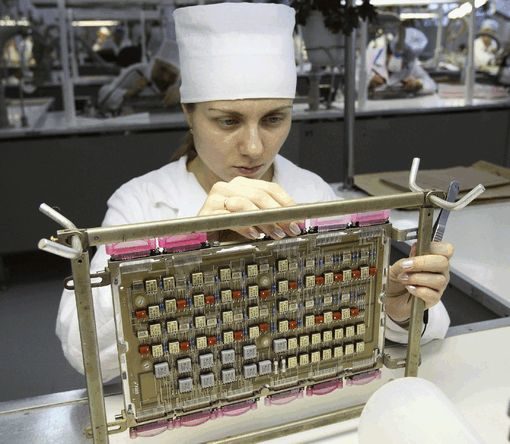 Руският инженер Оксана Титерина работи по електронен панел от системата ГЛОНАСС. <br />